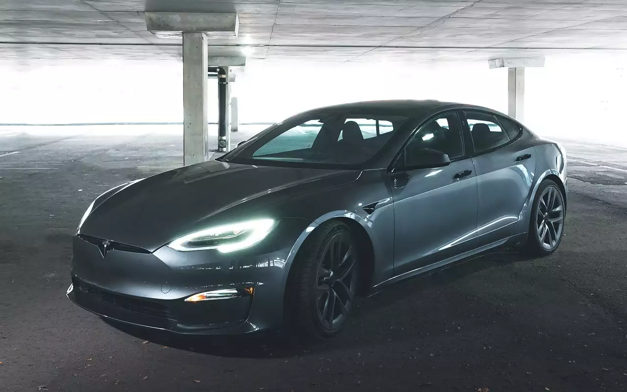Monet Ihmiset Ovat Jääneet Loukkuun Tesla-Autojen Elektronisten Ovenkahvojen Vuoksi: Yritys Etsii Jo Keinoja Niiden Korvaamiseksi.