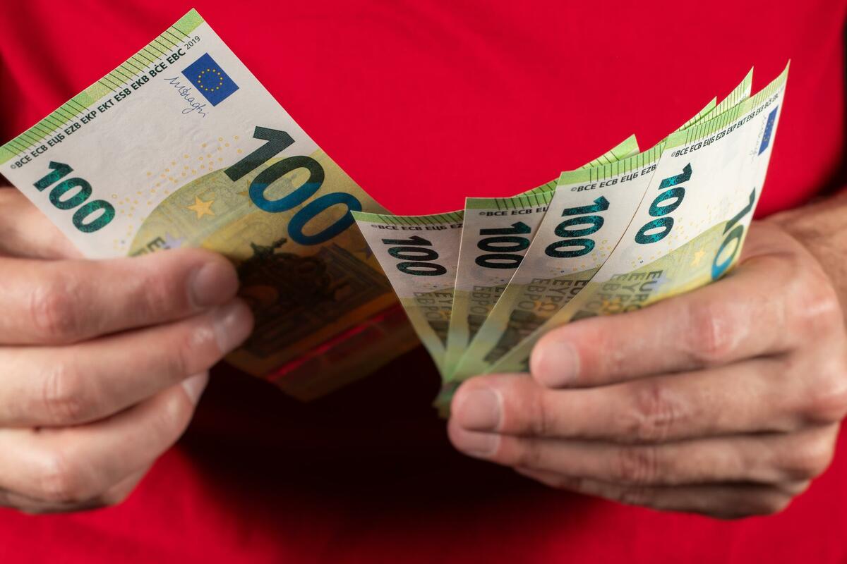 ”Pysy Rauhallisena Ja Säilytä Käteistä Rahaa”: Miksi Euroopan Keskuspankki Neuvoo Meitä Säilyttämään 70–100 Euroa Käteistä Rahaa?