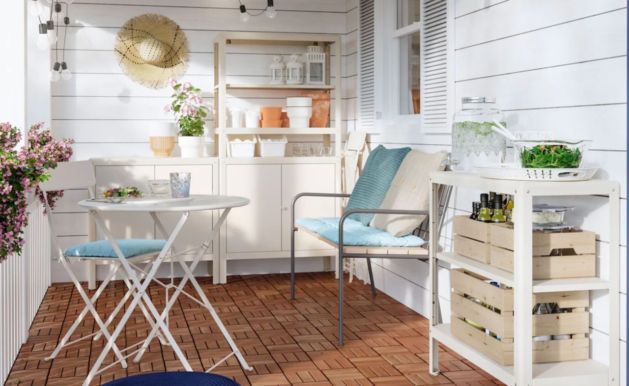 30-Vuotias Suomalainen Muuttaa Pienen, Likaisen 1 M²:N Parvekkeen Viihtyisäksi Ja Tyylikkääksi Nurkkaukseksi Kierrätetyillä Ikea-Huonekaluilla Ja Hydrangeoilla.
