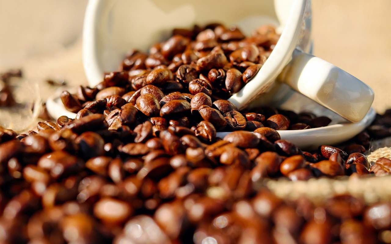 Valkosipulin Kuorien Sekoittaminen Kahviin: Miksi Se On Suositeltavaa Ja Mihin Sitä Käytetään