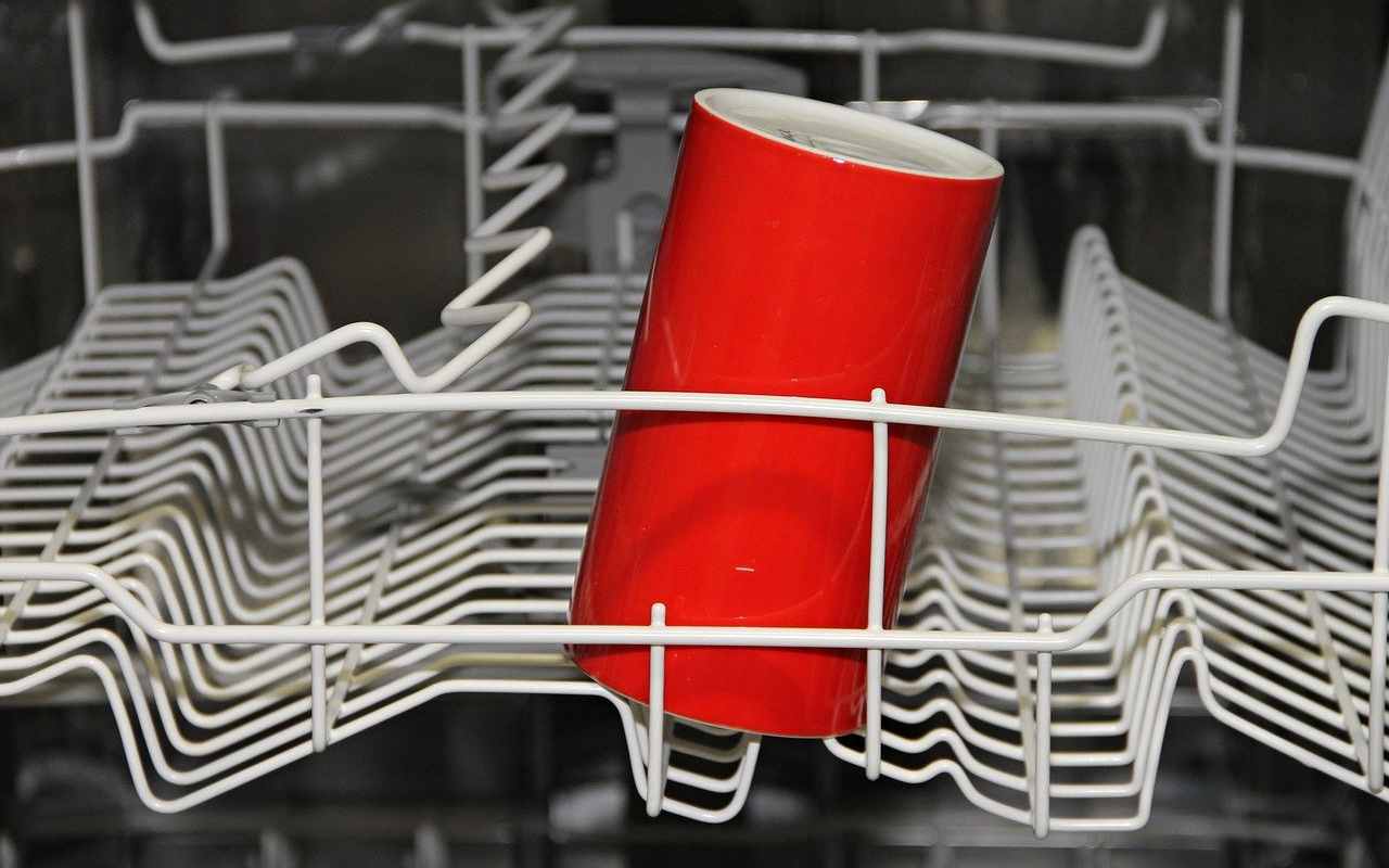 Astianpesukone: Paras Tapa Estää Vesilammikoiden Muodostuminen Kupien Pohjaan