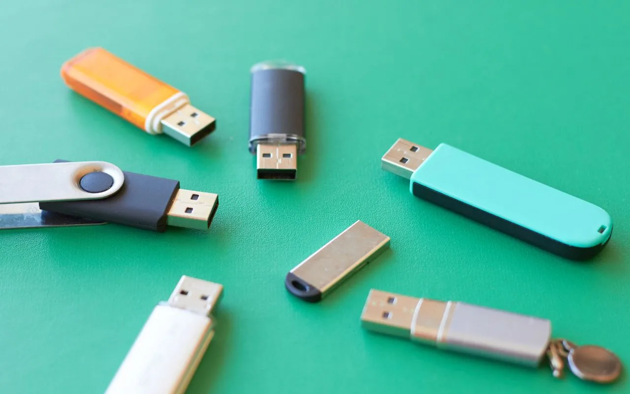 Hyvästi, Usb-Muistitikut, Muistikortit Ja Kiintolevyt – Nyt On Tullut Aika Rikkoutumattomalle Lasille, Joka Pystyy Tallentamaan Rajattoman Määrän Tiedostoja.