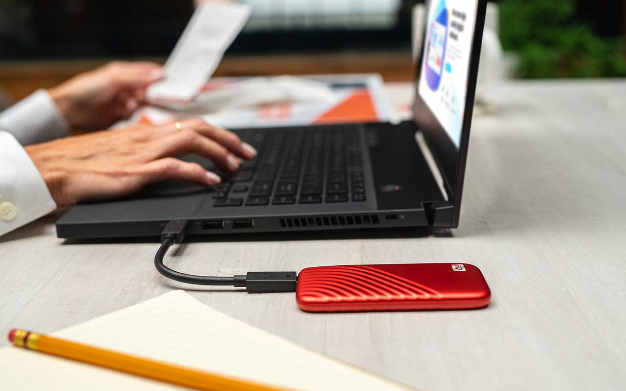 Hyvästi, Usb-Muistitikut, Muistikortit Ja Kiintolevyt – Nyt On Tullut Aika Rikkoutumattomalle Lasille, Joka Pystyy Tallentamaan Rajattoman Määrän Tiedostoja.