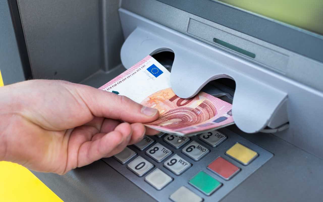 Kun Nostat Rahaa Pankkiautomaatista, Tarkista Aina Tämä Tärkeä Seikka Ennen Kortin Asettamista Paikalleen.