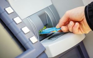 Kun Nostat Rahaa Pankkiautomaatista, Tarkista Aina Tämä Tärkeä Seikka Ennen Kortin Asettamista Paikalleen.