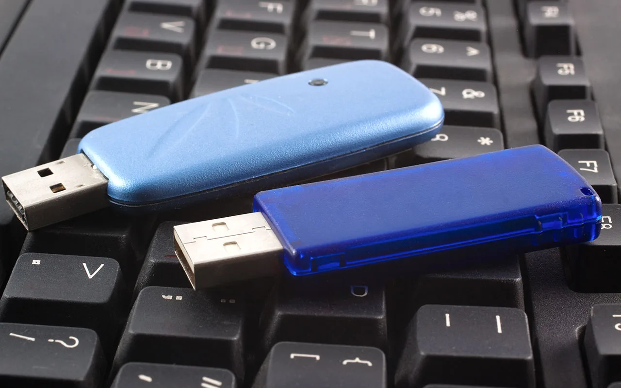 Hyvästi, Usb-Muistitikut, Muistikortit Ja Kiintolevyt – Nyt On Tullut Aika Rikkoutumattomalle Lasille, Joka Pystyy Tallentamaan Rajattoman Määrän Tiedostoja.