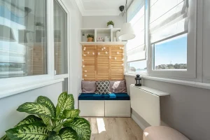30-Vuotias Suomalainen Muuttaa Pienen, Likaisen 1 M²:N Parvekkeen Viihtyisäksi Ja Tyylikkääksi Nurkkaukseksi Kierrätetyillä Ikea-Huonekaluilla Ja Hydrangeoilla.