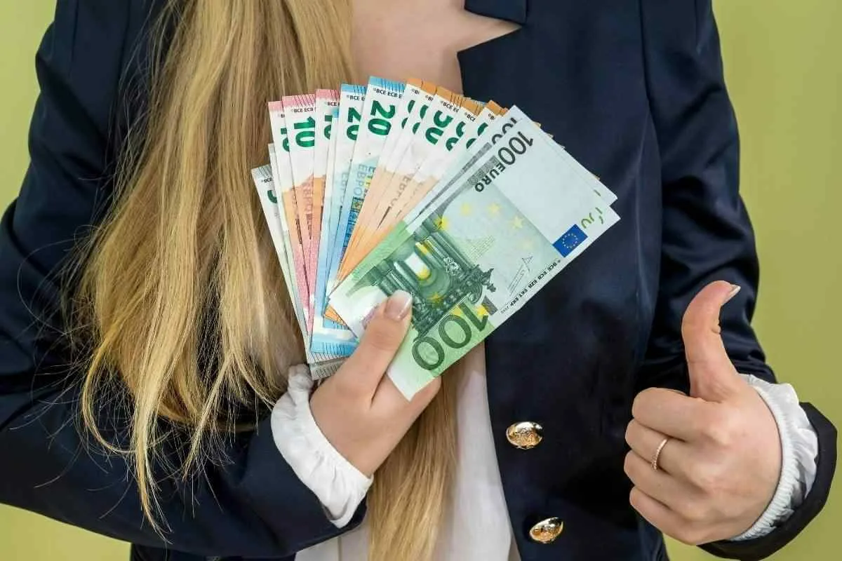 Angela Rodríguez ”Pam” Saa Edelleen Yli 7 500 Euron Kuukausieläkettä Ja On Jo Saanut Yli 180 000 Euroa Valtion Kassasta Erottuaan Equality-Järjestöstä.