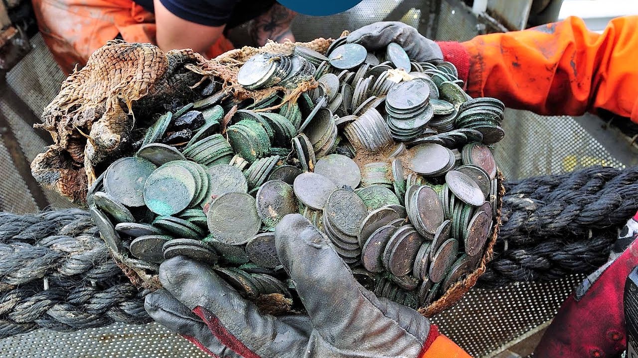 Harrastelijadiver Löysi Merenpohjasta Metallia Ja Avasi Aarrearkun, Jossa Oli 50 000 Pronssikolikkoa 4. Vuosisadalta.