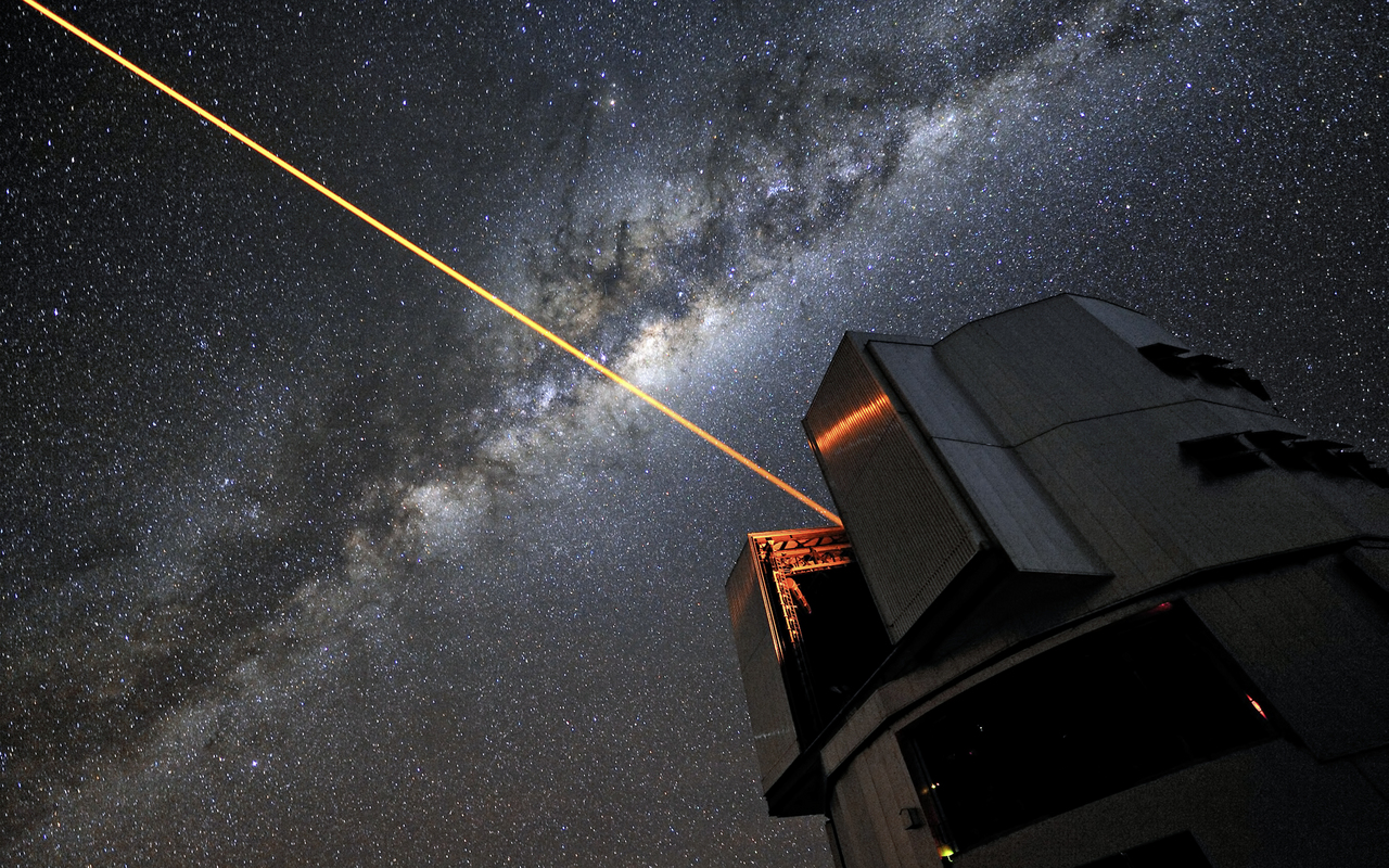 Lasersäteet Osoittavat, Että Kuu Etääntyy Maasta 3,8 Cm Vuodessa. Kysymys On, Vaikuttaako Tämä Elämään.