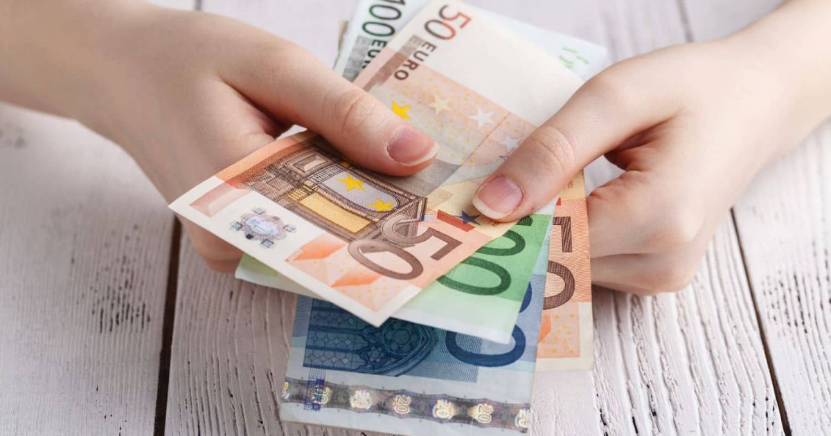 Angela Rodríguez ”Pam” Saa Edelleen Yli 7 500 Euron Kuukausieläkettä Ja On Jo Saanut Yli 180 000 Euroa Valtion Kassasta Erottuaan Equality-Järjestöstä.