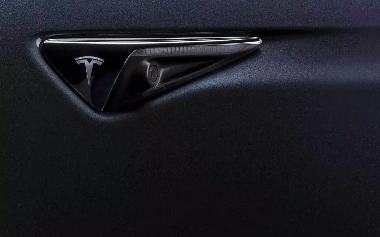 Monet Ihmiset Ovat Jääneet Loukkuun Tesla-Autojen Elektronisten Ovenkahvojen Vuoksi: Yritys Etsii Jo Keinoja Niiden Korvaamiseksi.