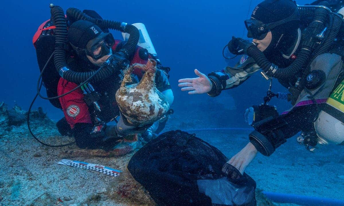Harrastelijadiver Löysi Merenpohjasta Metallia Ja Avasi Aarrearkun, Jossa Oli 50 000 Pronssikolikkoa 4. Vuosisadalta.