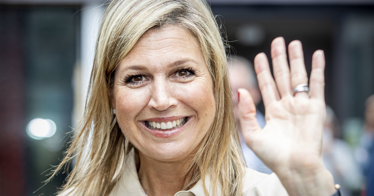 Maxima, Upea Puoliläpikuultavassa Mekossaan Ja Historiallisissa Koruissaan: 44 Karaatin Safiiri Ja Kirkkaimmat Värit Omaavat Timantit