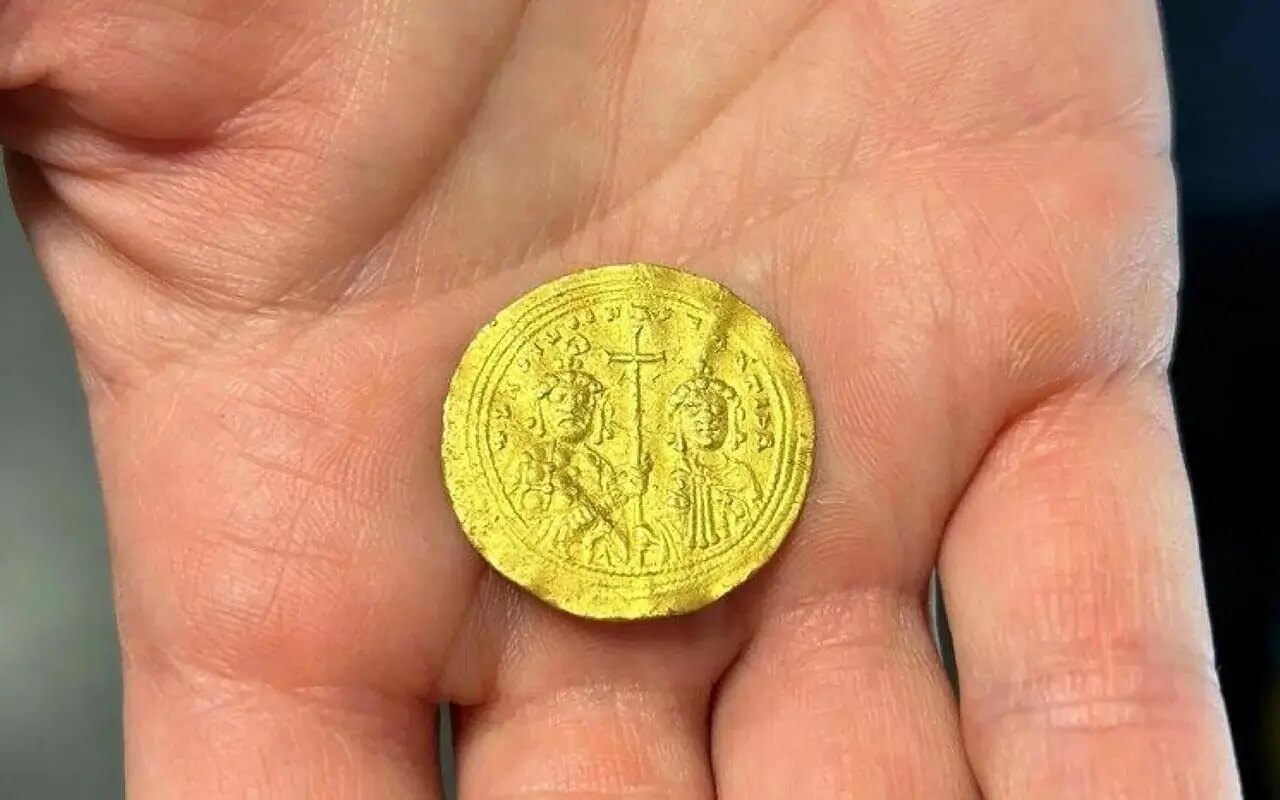 Metallinilmaisin Löysi Kasan Muinaisia Kultakolikoita. Ne Osoittautuivat ”Paholaisen Rahaksi”.