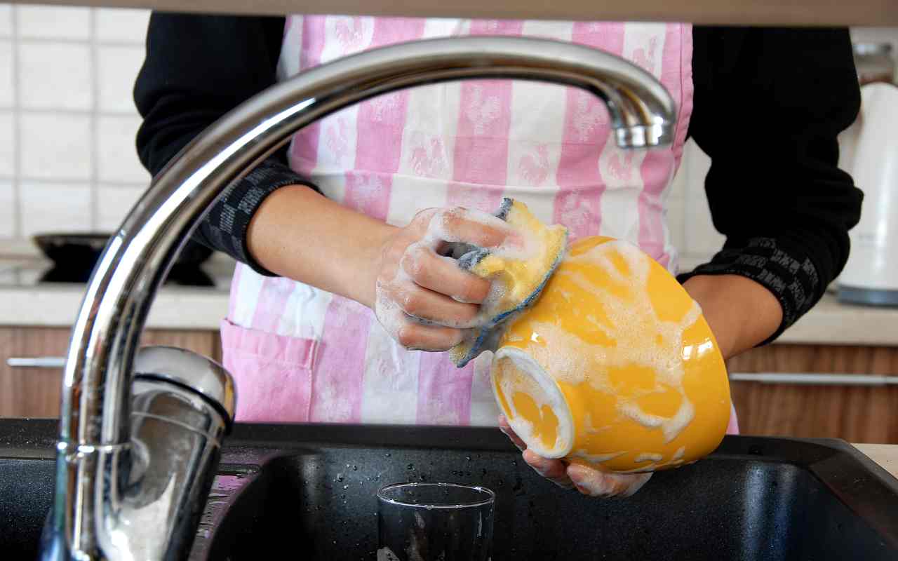 Suola Astianpesuaineessa: Nerokas Temppu, Joka Ratkaisee Keittiön Suurimman Ongelman
