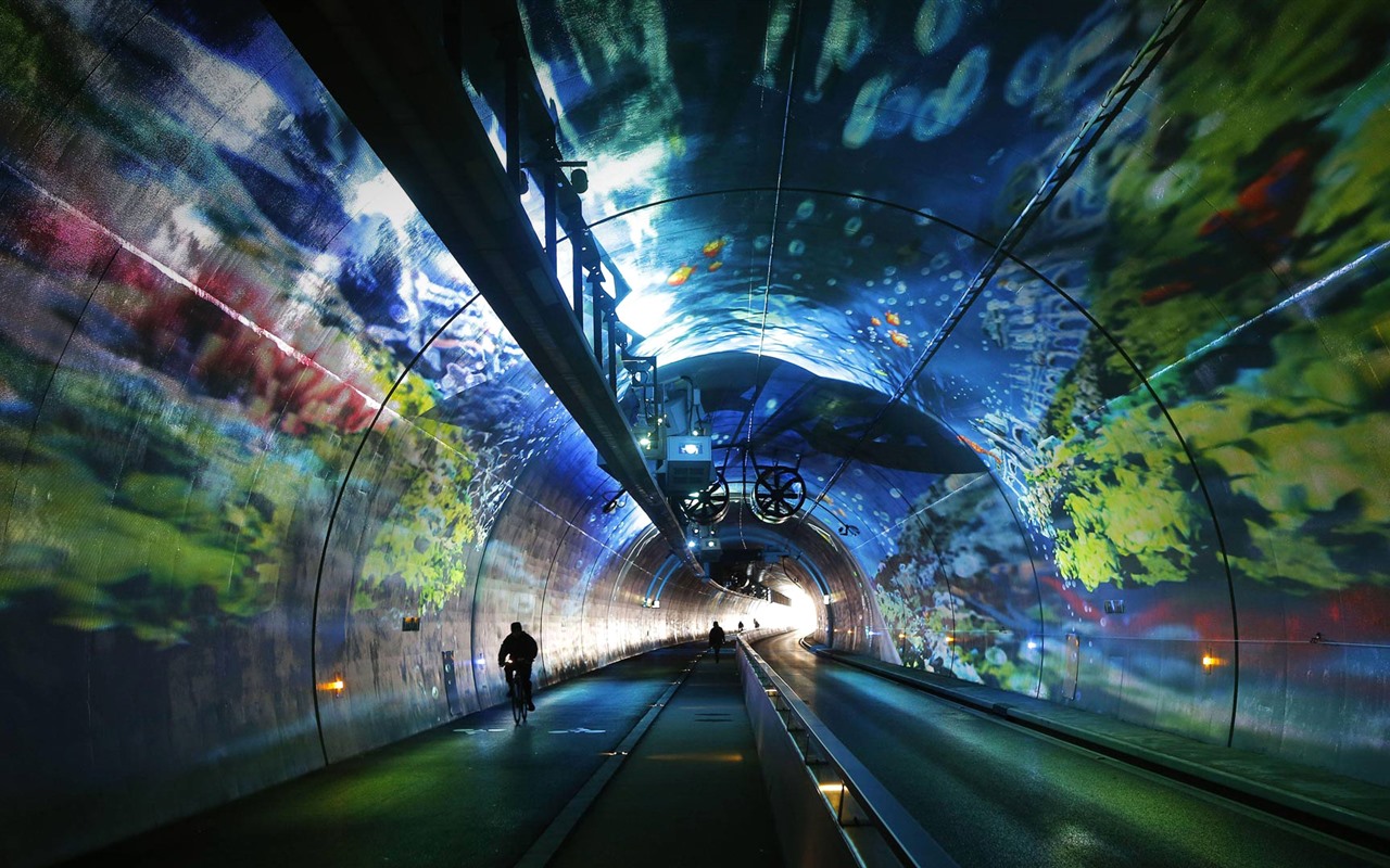 Se On Maailman Pisin Ja Syvin Vedenalainen Tunneli, Maailmanennätys, Ja Myös Tien Ylitys.