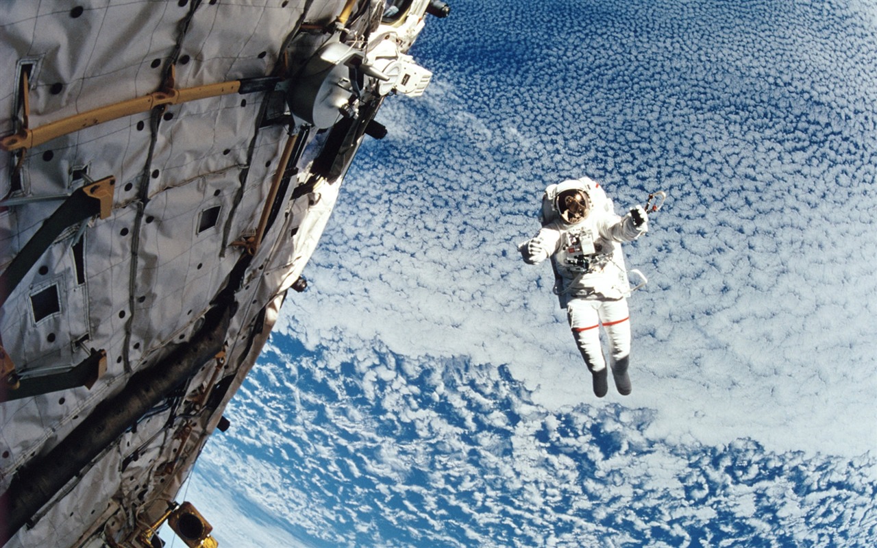 Kaksi Kiinalaista Astronauttia Vietti Kuusi Tuntia Tärkeän Tehtävän Parissa: Suojelemassa Avaruusasemaansa Roskilta.