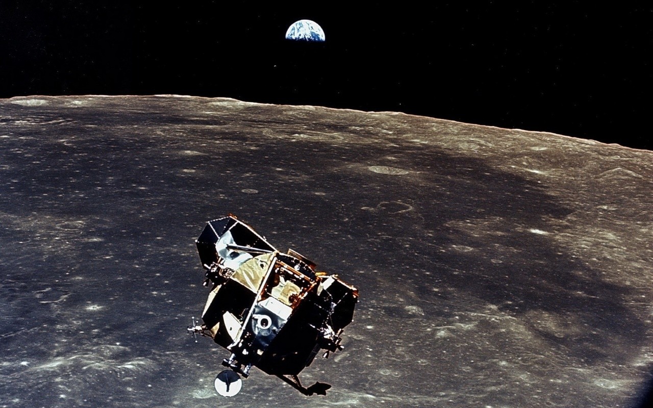 Nasa Keskittyi Tehtäväänsä Palata Kuuhun Lähettämällä 15 000 Työntekijää Palkattomalle Lomalle, Ja Rahoitus On Epävarmaa.