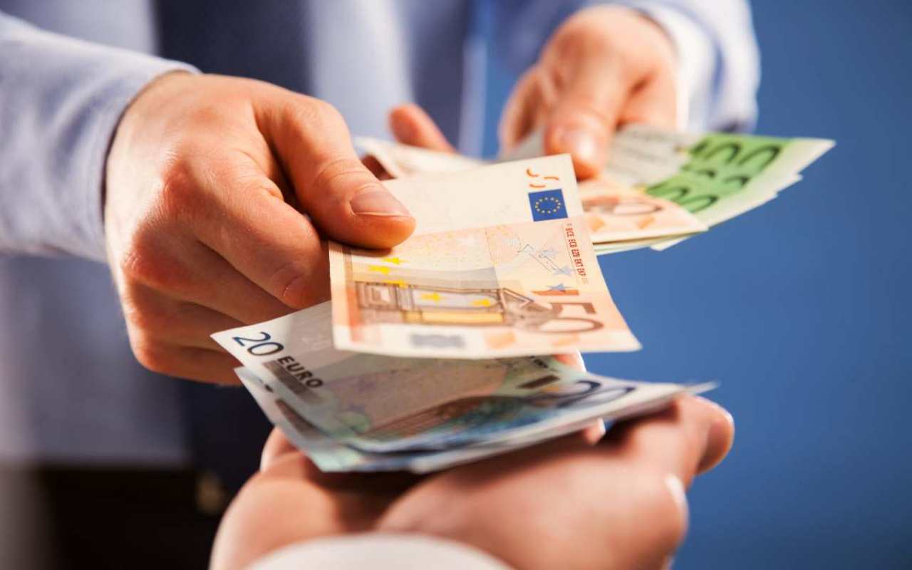 Eläkeläinen Alkaa Saada Eläkettä, Ja Kolmen Vuoden Kuluttua Sosiaaliturva Keskeyttää Sen Maksamisen: Hänen On Palautettava 60 000 Euroa.