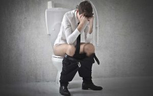 Unohda Haisevat Kemialliset Suihkeet: Nämä Ihmeelliset Salaisuudet Hajujen Torjumiseksi Pitävät Wc:t Raikkaina!