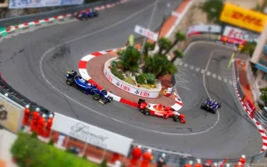 Kahdeksantoista Vuotta Sitten Amatööri-Kilpailija Osallistui Formula 1 -Kilpailuun. Kaikki Nauroivat Hänelle, Mutta Jo Kahden Kierroksen Jälkeen Hän Oli Johdossa.