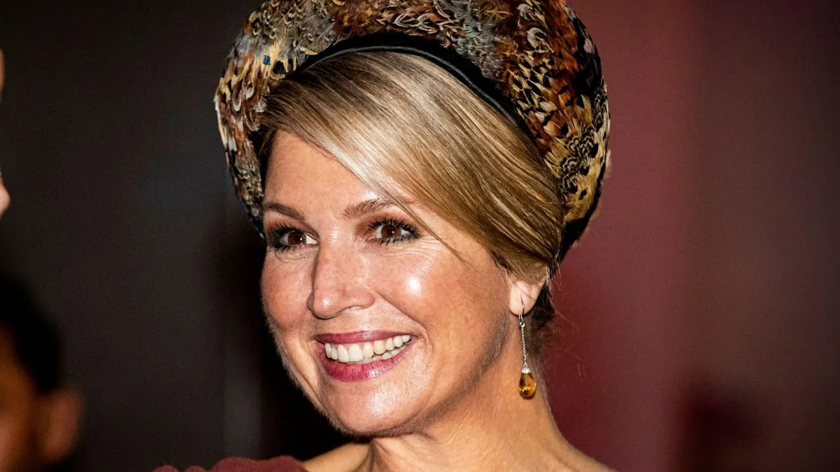 Maxima, Upea Puoliläpikuultavassa Mekossaan Ja Historiallisissa Koruissaan: 44 Karaatin Safiiri Ja Kirkkaimmat Värit Omaavat Timantit