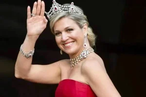 Maxima, Upea Puoliläpikuultavassa Mekossaan Ja Historiallisissa Koruissaan: 44 Karaatin Safiiri Ja Kirkkaimmat Värit Omaavat Timantit
