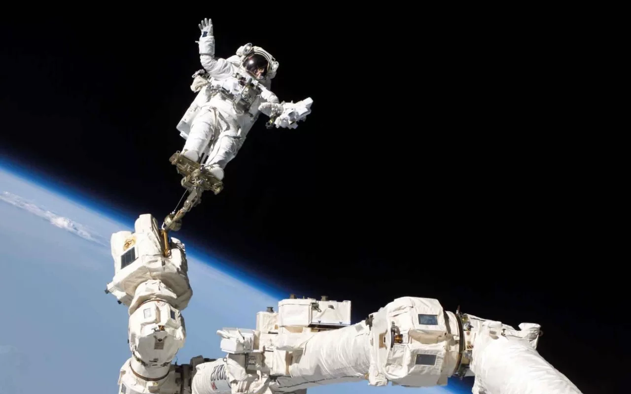 Kaksi Kiinalaista Astronauttia Vietti Kuusi Tuntia Tärkeän Tehtävän Parissa: Suojelemassa Avaruusasemaansa Roskilta.