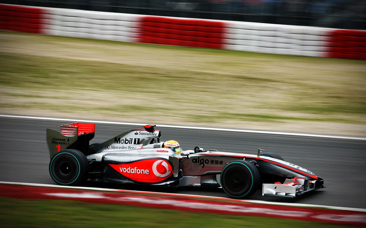 Kahdeksantoista Vuotta Sitten Amatööri-Kilpailija Osallistui Formula 1 -Kilpailuun. Kaikki Nauroivat Hänelle, Mutta Jo Kahden Kierroksen Jälkeen Hän Oli Johdossa.