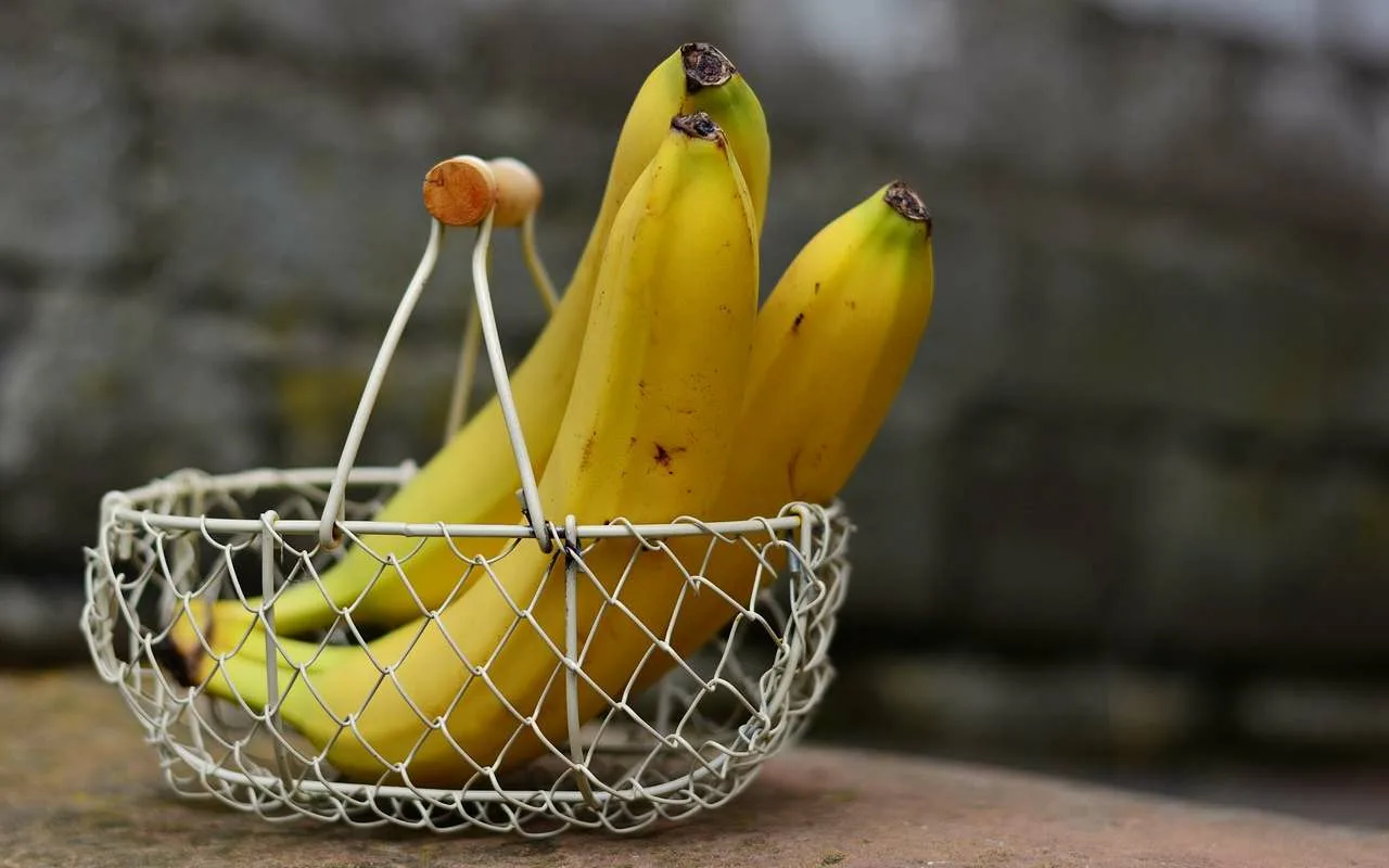 Banaaninkuoren Ja Etikan Räjähtävä Seos, Jolla On Lukuisia Etuja Jokapäiväisessä Elämässä