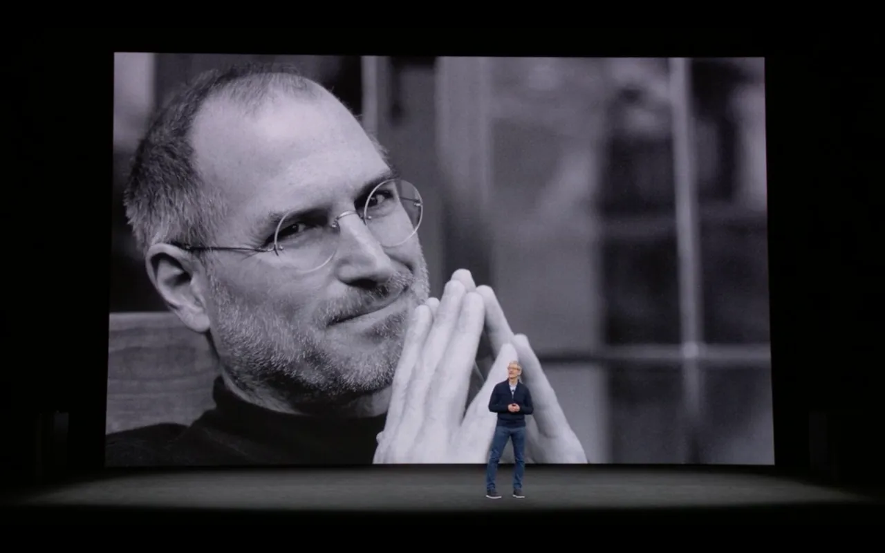 Yksikään Apple Ii:lle Ehdotetuista 2000 Beige-Sävyistä Ei Sopinut Steve Jobsille. Siksi Hän Pyysi Jotakuta Keksimään Oman Sävyn.