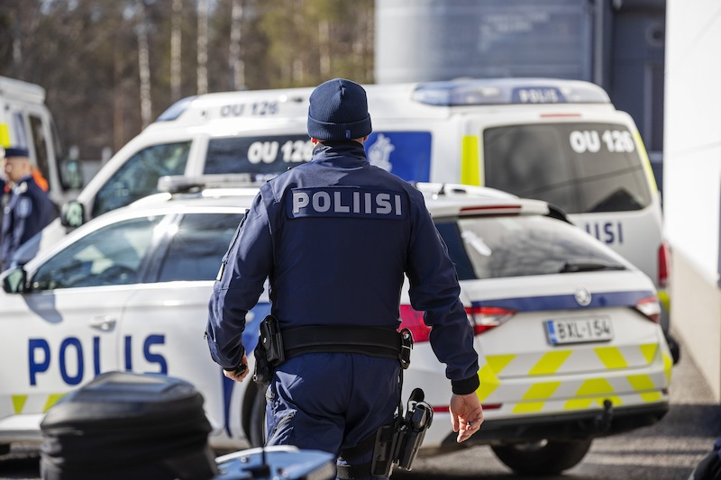 Epätavallista. Hän Ajatteli, Että Kuljettajat Kunnioittaisivat Häntä Enemmän: Hän Ajoi Moottoripyörällä, Joka Oli Naamioitu Poliisiautoksi.