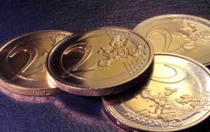Suomessa Koululaisille Jaettu 2 Euron Kolikko On Herättänyt Huomiota Sen Arvon Vuoksi: Sen Hinta On Noussut Jopa 1000 Euroon.