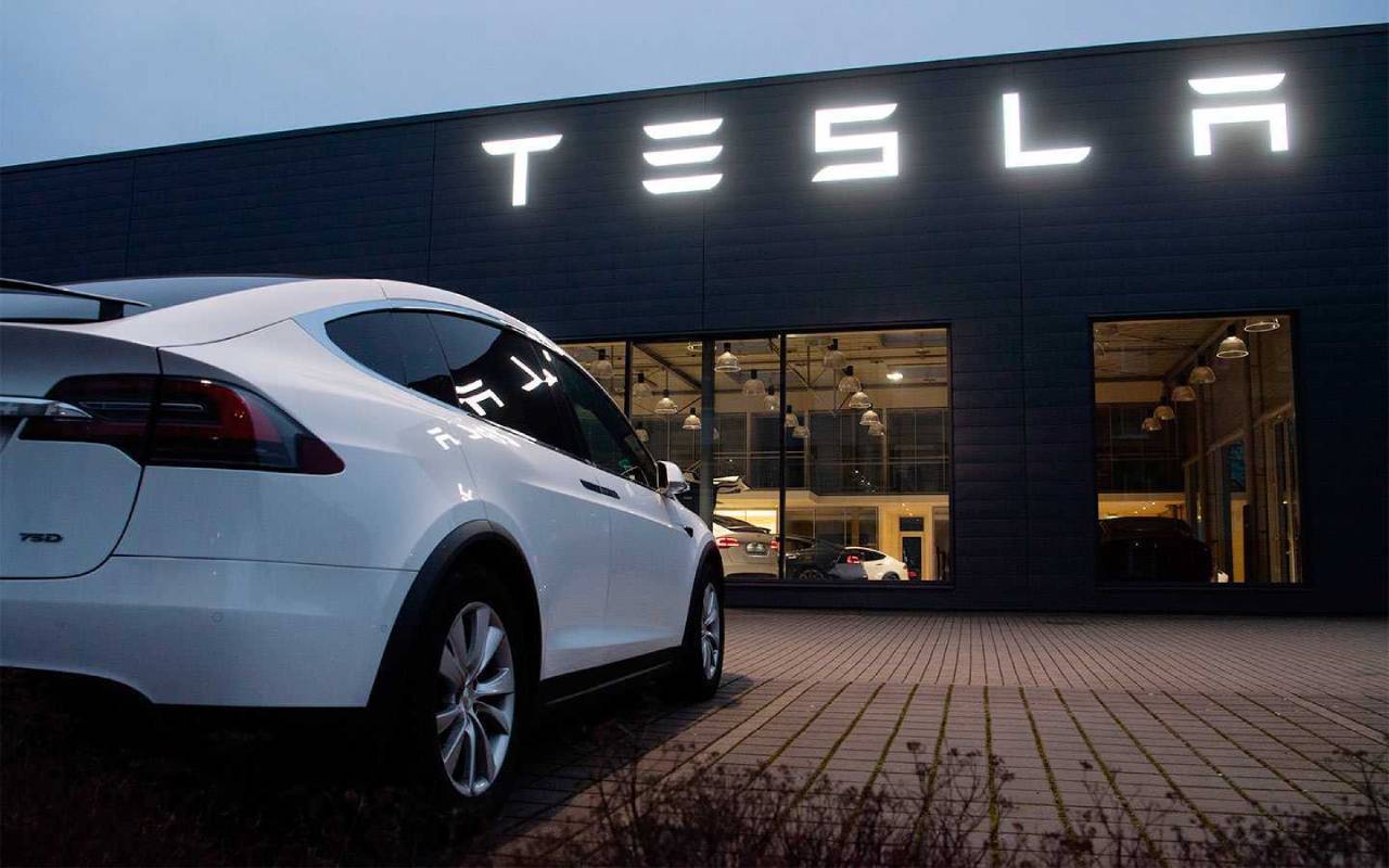 Teslan Suosimat Ulosvedettävät Kahvat Saattavat Kadota Autoista Niiden Mahdollisen Vaarallisuuden Vuoksi Onnettomuustilanteessa.