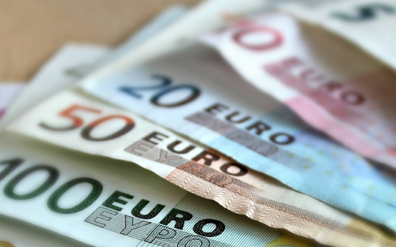 10 000 Miljardia Euroa Makaa Käyttämättömänä Pankkitileillä: Eu Haluaa ”Valistaa” Eurooppalaisia, Jotta He Sijoittaisivat Säästönsä Paremmin (Lähettämättä Niitä Yhdysvaltoihin)