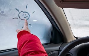 Ilman Ilmastointia: Kuinka Estää Auton Ikkunoiden Huurtuminen Perunan Avulla