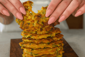 Älä Kutsu Niitä Yksinkertaisiksi Pannukakkuiksi, Ne Ovat Rapeita Kuin Perunalastut, Mutta Tehty Kesäkurpitsasta Ja Porkkanasta: Varoitan, Ne Katoavat Hetkessä.