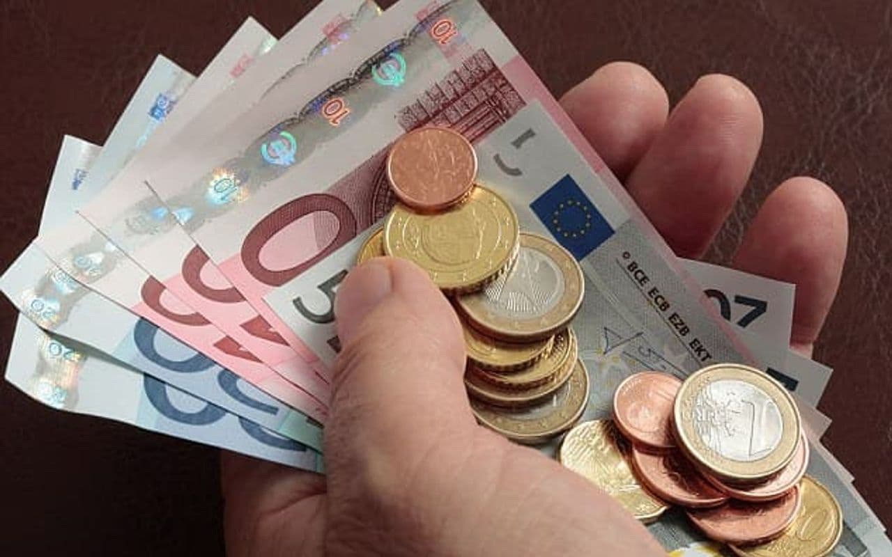 Nainen Voittaa Oikeudenkäynnin Sosiaaliturvavirastoa Vastaan Ja Saa 3100 Euron Eläkkeen Yhdistämällä Leskeneläkkeen Ja Vanhuuseläkkeen.