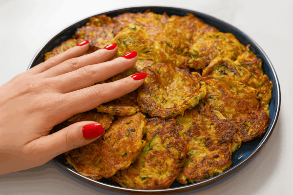 Croccanti Fuori, Morbide Dentro: Le Frittelle Di Zucchine Che Ti Salvano Cena E Linea, Solo 4 Ingredienti E Poco Olio In Padella!
