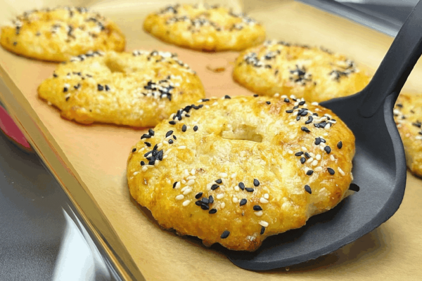 Non Serve Impastare Per Ore: Con Ricotta E Crusca Preparo Dei Bagel Soffici E Leggeri Che Hanno Appena 200 Calorie (E Li Puoi Farcire Come Vuoi)