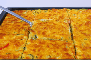 Oletko Dieetillä Ja Pizza On Liian Raskas? Tämä Kesäkurpitsaa Ja Vihanneksia Sisältävä Versio On Kevyt, Sitkeä Ja Sisältää Vain 230 Kcal Annosta Kohden!