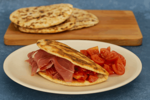 Temppu Tuoda Pöytään Kevyt, Proteiinipitoinen Leipä Likaamatta Mitään: Täysjyväpitat Jogurtin Kera, Ne Valmistetaan Pannulla Ja Niissä On Vain 170 Kaloria