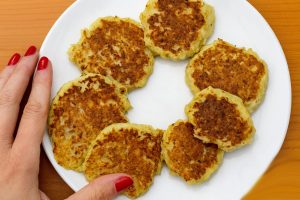 Ei Tavallisia Pannukakkuja: Kreikkalaisella Jogurtilla, Pellavansiemenillä Ja Chialla Valmistan Terveellisen Ja Pehmeän Aamiaisen, Joka Täyttää Sinut Tuntematta Syyllisyyttä