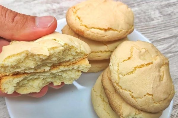 Et Tarvitse Voita Tai Öljyä: Vain 3 Ainesosasta Valmistan Kevyitä Keksejä, Jotka Sopivat Täydellisesti Maitoon Upotukseen Ilman Rasvaa!