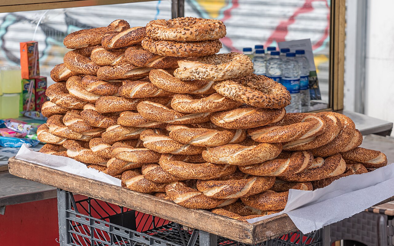 19-Vuotias Nuori Mies Pelastaa Kaupungin Leipomon Ja Palkkaa Vanhempansa: ”En Olisi Koskaan Uskonut, Että Tulisin Työskentelemään Oman Poikani Alaisena.”
