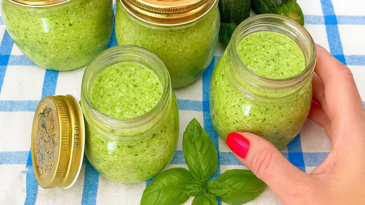 Kevyt Kesäkurpitsapesto, Jota Käytän Kaikkeen: Varastan Sitä Koko Viikoksi, Mutta Voit Myös Pakastaa!