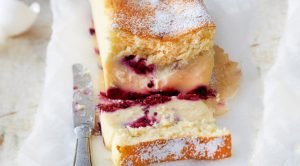 Kevyt Marjainen Luumukakku, Jonka Valmistamista En Koskaan Lopettaisi: Pehmeä, Kermainen Ja Voimakkaasti Tuoksuva, Tekee Mieli Syödä Aamiaisen Kanssa Joka Päivä… Ja Siinä On Vain 90 Kcal Per Siivu!