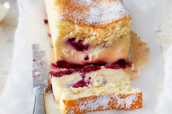 Kevyt Marjainen Luumukakku, Jonka Valmistamista En Koskaan Lopettaisi: Pehmeä, Kermainen Ja Voimakkaasti Tuoksuva, Tekee Mieli Syödä Aamiaisen Kanssa Joka Päivä... Ja Siinä On Vain 90 Kcal Per Siivu!