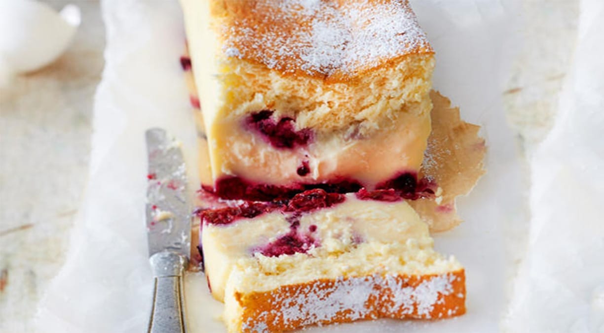 Kevyt Marjainen Luumukakku, Jonka Valmistamista En Koskaan Lopettaisi: Pehmeä, Kermainen Ja Voimakkaasti Tuoksuva, Tekee Mieli Syödä Aamiaisen Kanssa Joka Päivä... Ja Siinä On Vain 90 Kcal Per Siivu!